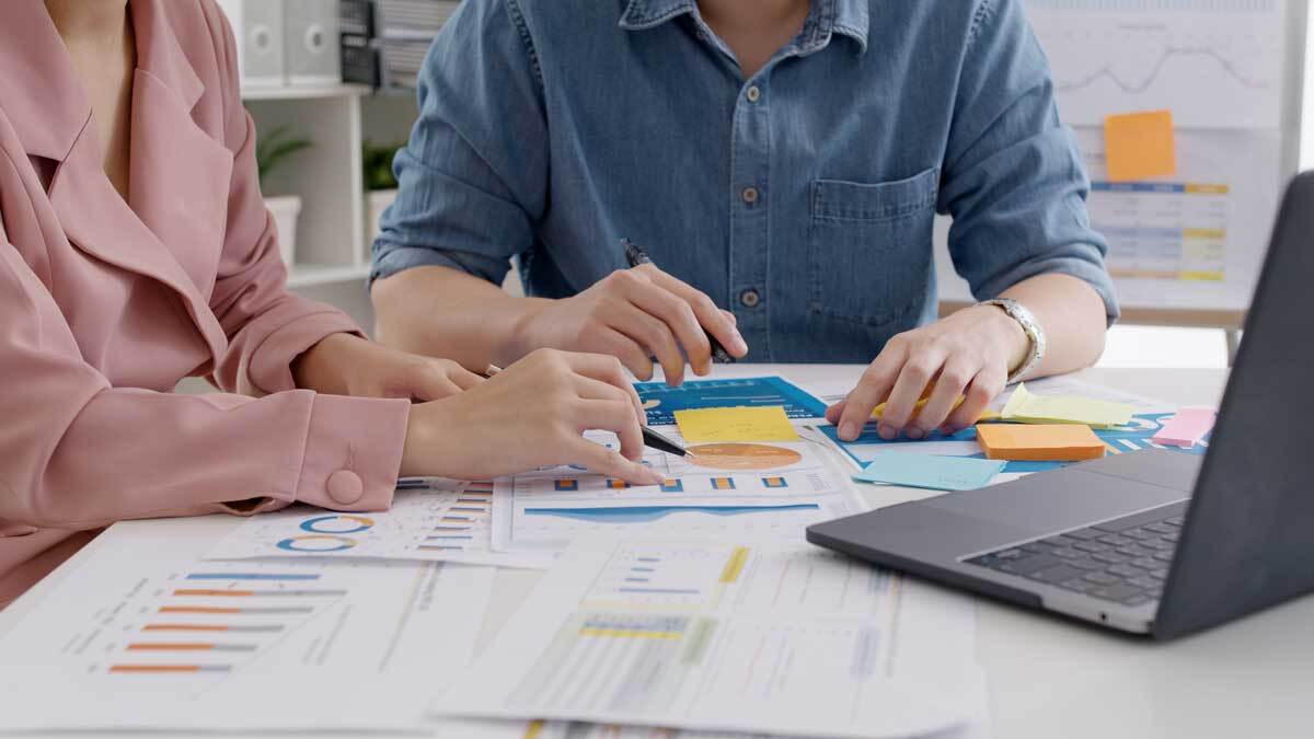 Computer mit Mitarbeiter bei der Analyse